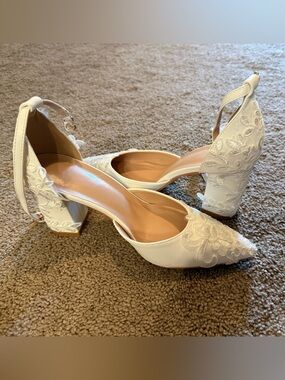 Women's Bridal Pointed-toe 3-inch heels.